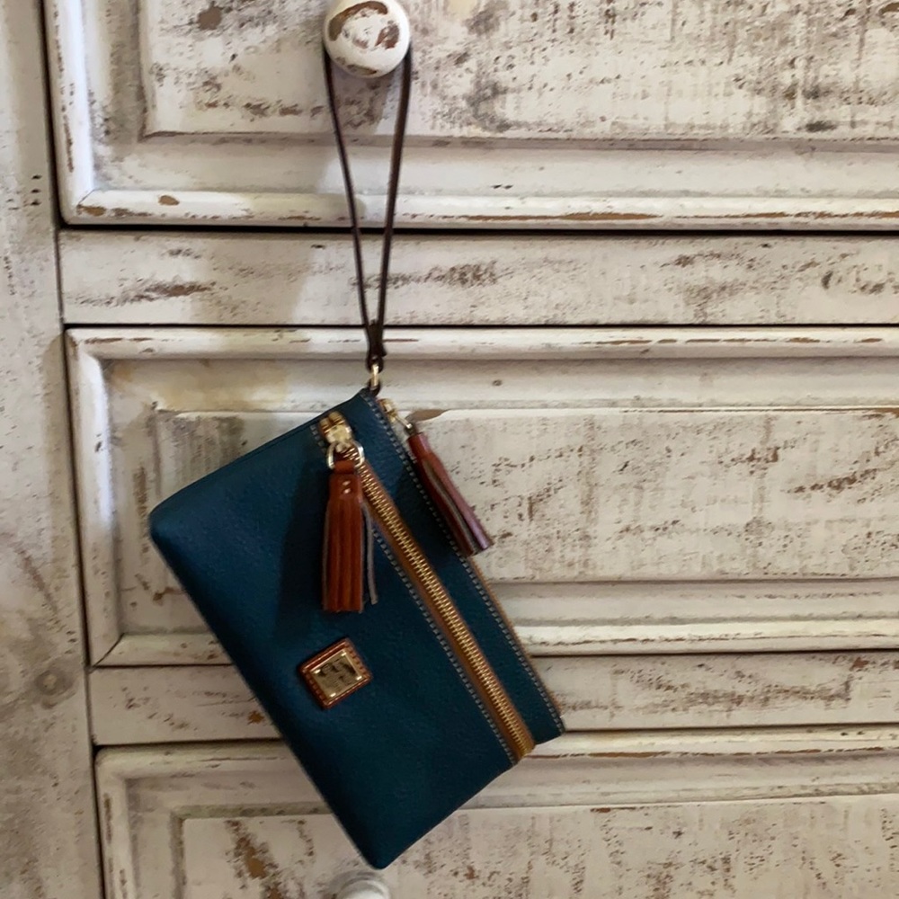 Double zipper tassel wristlet